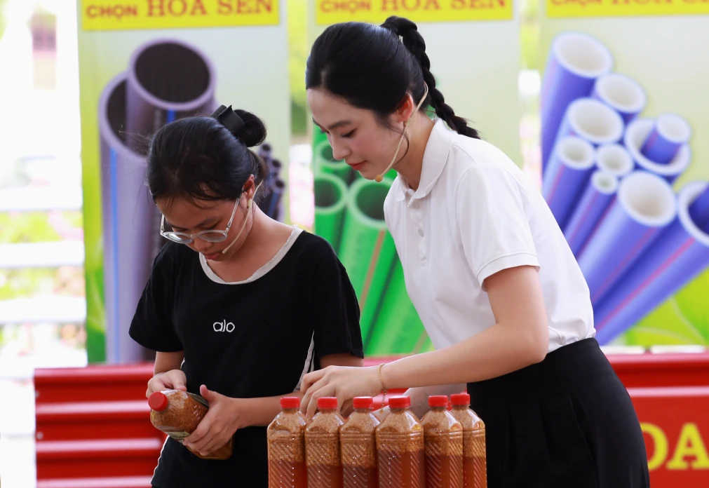 Á hậu Việt bật khóc nức nở, làm điều đặc biệt cho cô bé 15 tuổi - Hình 2
