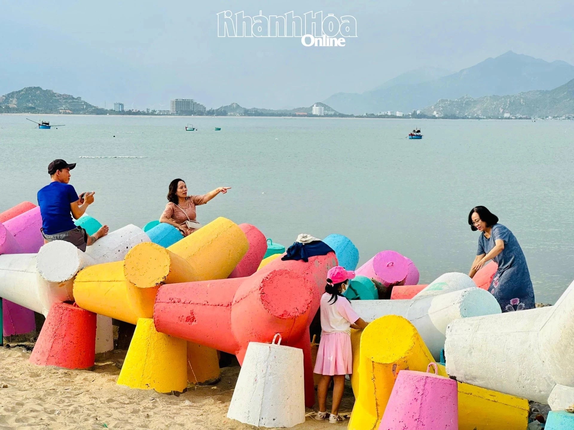 Chiều trên bờ kè Đông Hải - Hình 2
