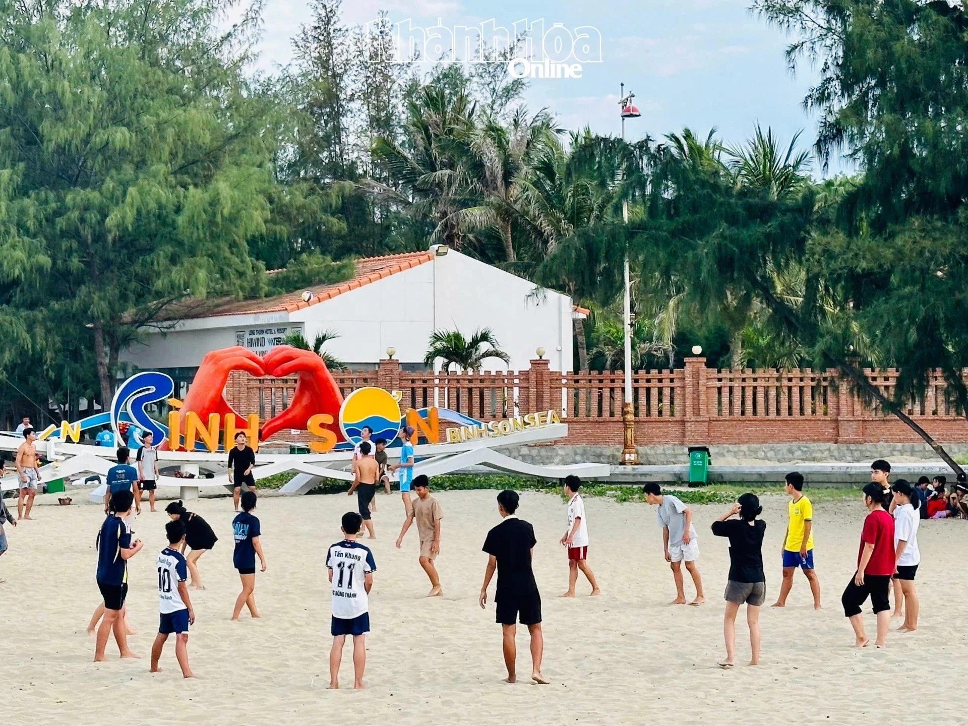 Chiều trên bờ kè Đông Hải - Hình 3
