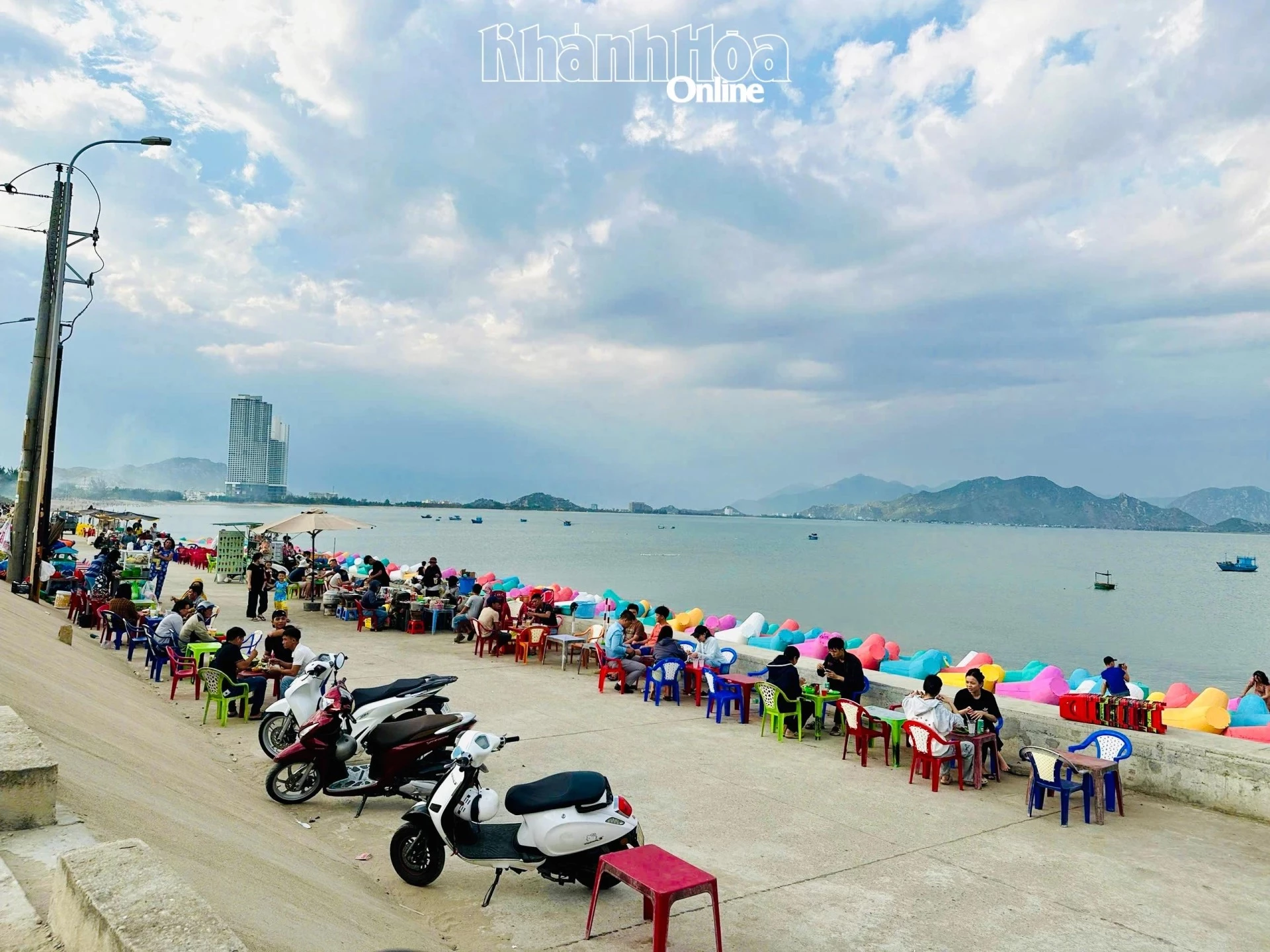 Chiều trên bờ kè Đông Hải - Hình 4