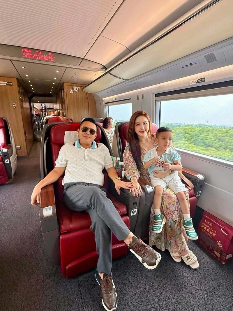 Quyền Linh nghẹn ngào viết cho con gái, Cường Đô La ngày càng yêu Đàm Thu Trang - Hình 14