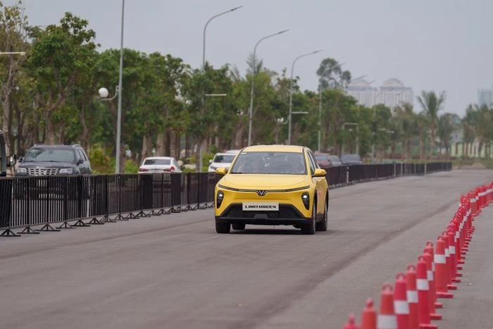 Tái cấu trúc phân khúc xe thương mại: MPV điện và bán tải đe dọa đất sống xe truyền thống - Hình 1