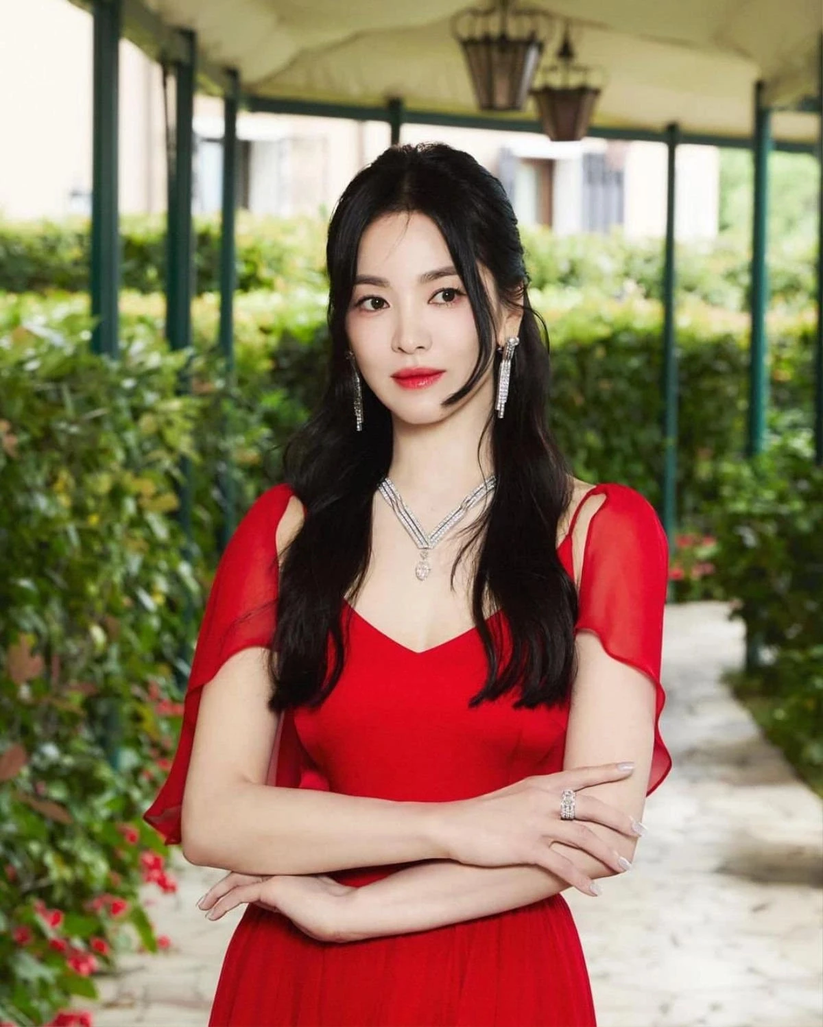 Thông tin người đàn ông bị bắt gặp đi chơi thân thiết với Song Hye Kyo - Hình 5