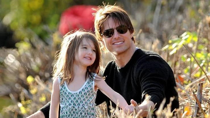 Tom Cruise có cả thế giới nhưng vĩnh viễn là người cha tồi trong mắt Suri Cruise - Hình 2