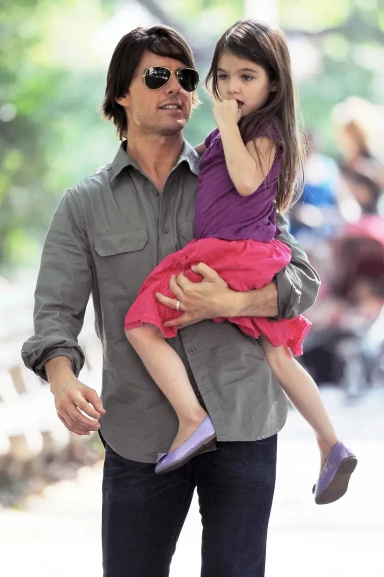 Tom Cruise có cả thế giới nhưng vĩnh viễn là người cha tồi trong mắt Suri Cruise - Hình 3