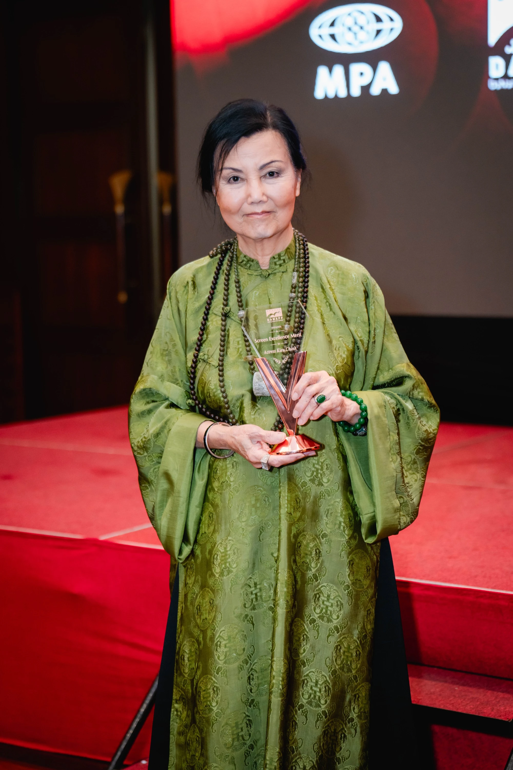 Việt Nam có duy nhất 1 mỹ nhân khiến cả thế giới rơi lệ, đổi đời thành minh tinh Hollywood chỉ nhờ đi dạo phố - Hình 5