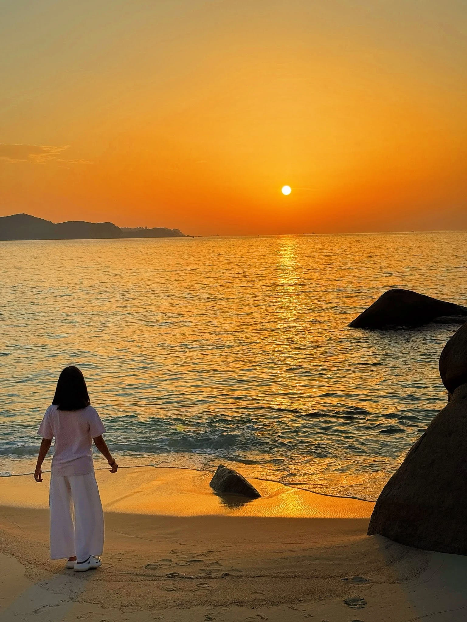 Bãi biển xanh như ngọc, ít người biết khiến khách Hà Nội vượt khổ ghé thăm - Hình 3