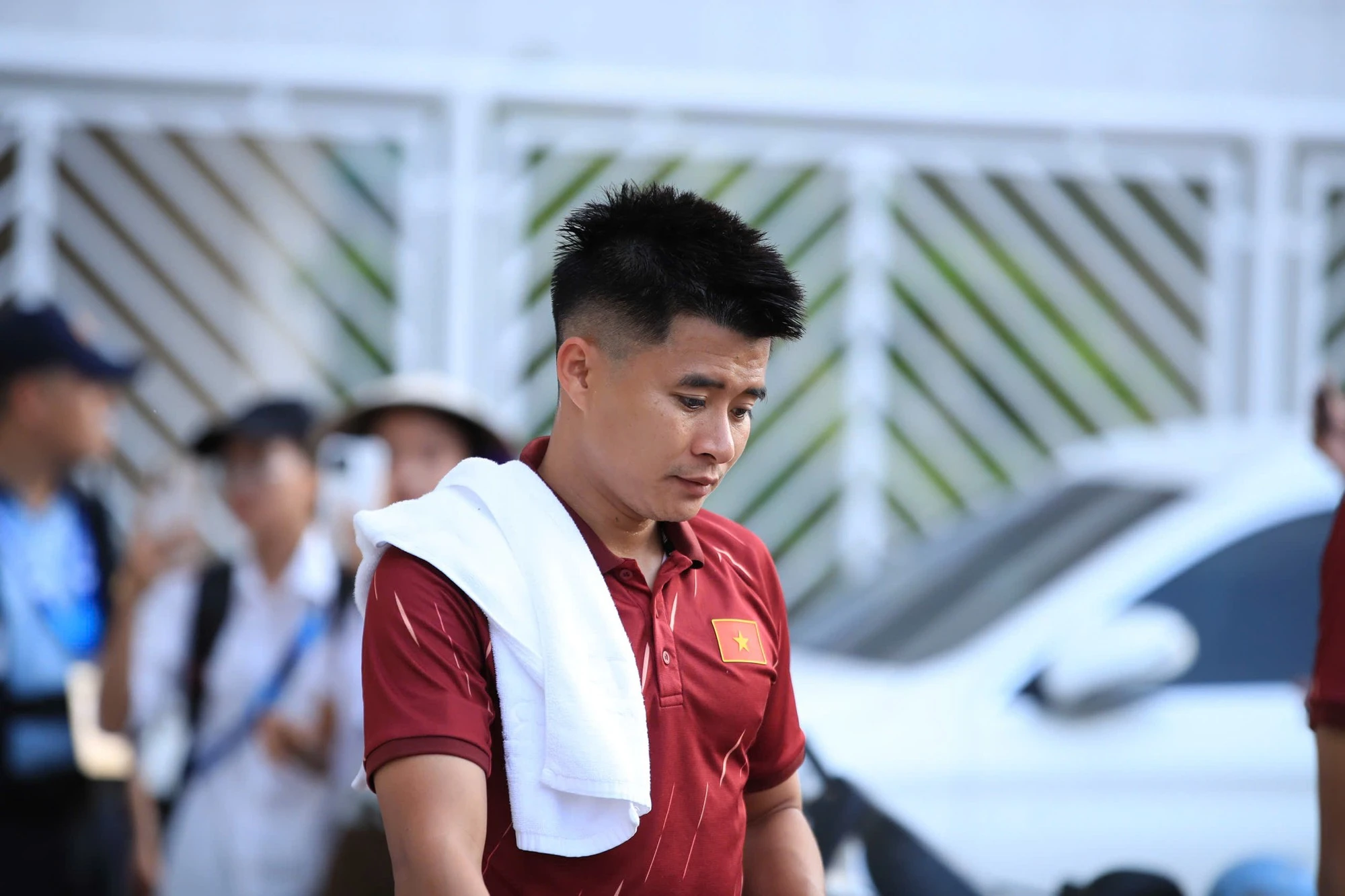 Camera bắt cận visual dàn trai đẹp tuyển Việt Nam: Trung Kiên, Hoàng Hên sáng bừng, Văn Hậu lần này khác lạ - Hình 13