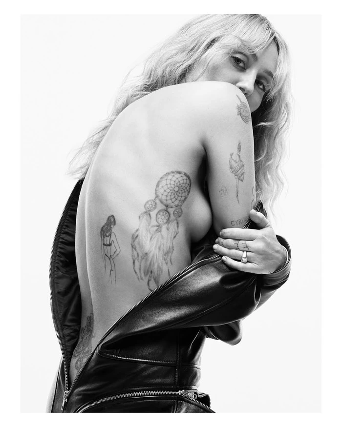 Miley Cyrus hé lộ album mới lấy cảm hứng từ tình yêu với vị hôn phu Maxx Morando - Hình 2