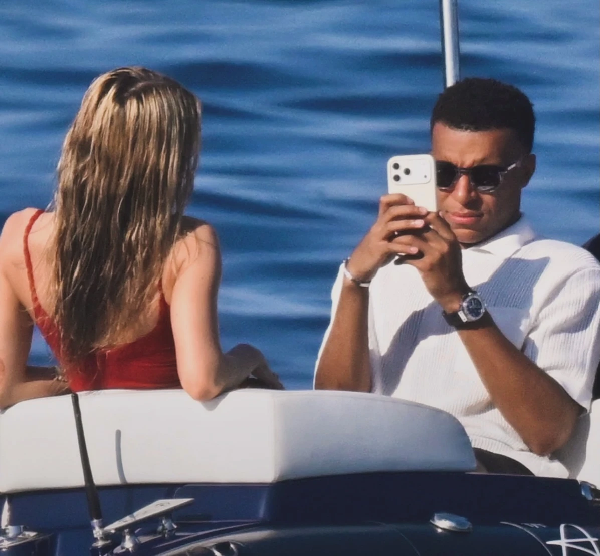 Thực hư bức ảnh Mbappé quỳ gối cầu hôn mỹ nhân Tây Ban Nha Ester Expósito sau World Cup - Hình 3