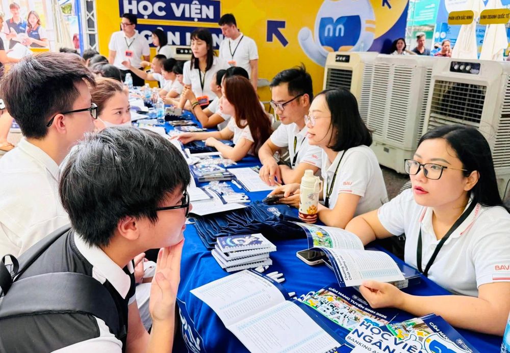 Tuyển sinh đại học 2026: Dự báo điểm chuẩn biến động nhẹ - Hình 1