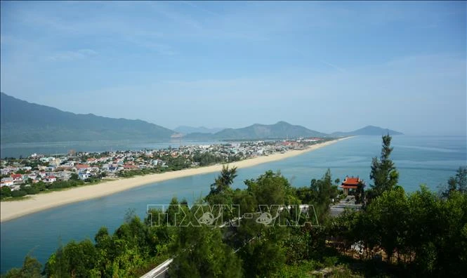 Vẻ đẹp quyến rũ của vịnh Lăng Cô - Hình 1