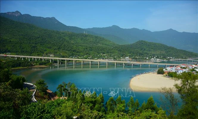 Vẻ đẹp quyến rũ của vịnh Lăng Cô - Hình 10