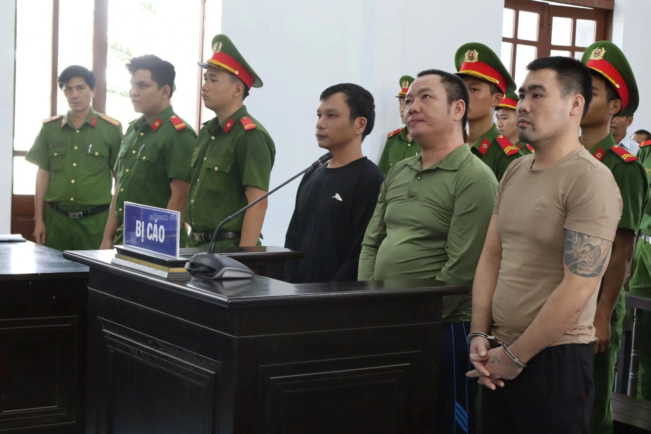 Vụ đánh người đến tàn phế 2 năm trước: Bị hại nằm băng ca đến tòa - Hình 2