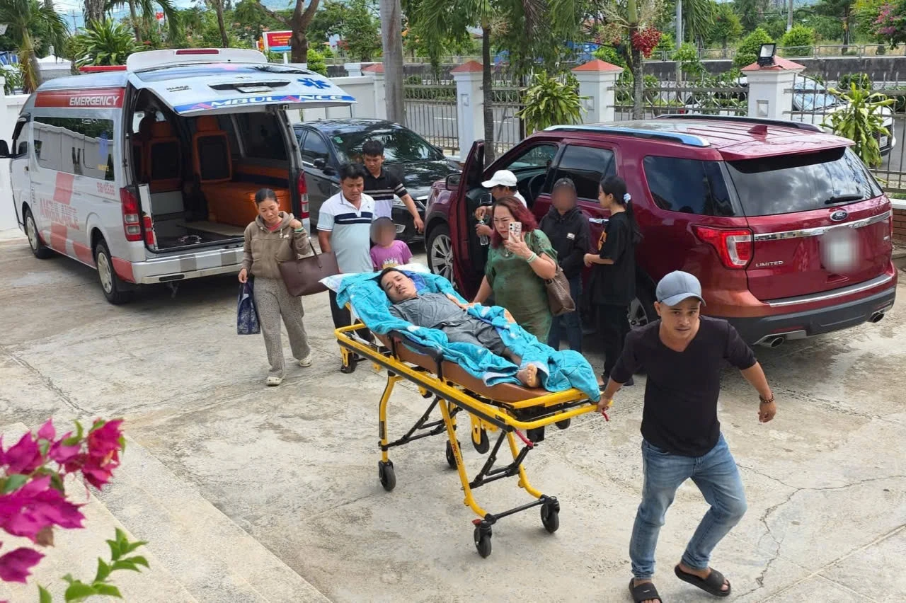 Vụ đánh người đến tàn phế 2 năm trước: Bị hại nằm băng ca đến tòa - Hình 1