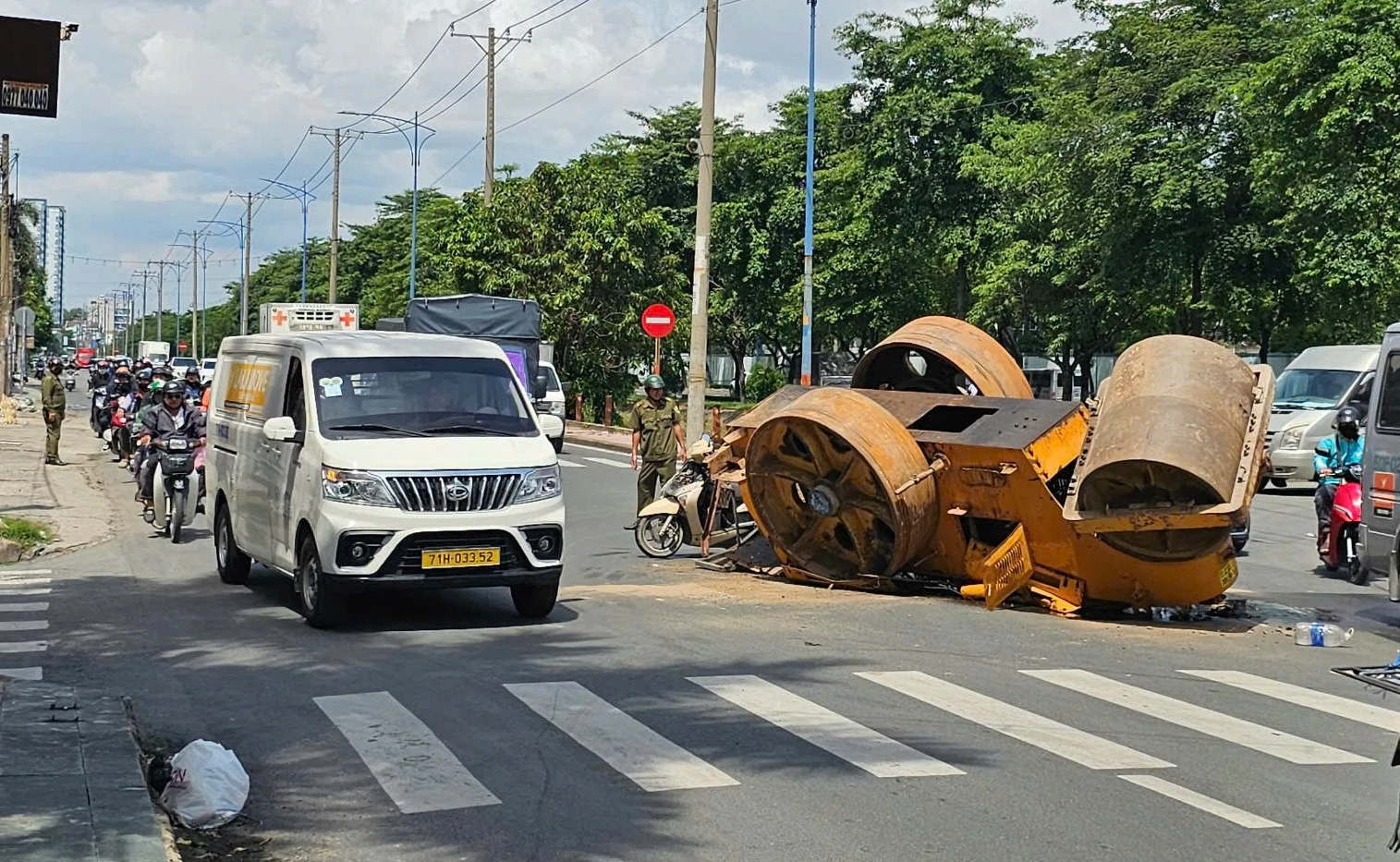 Xe lu hàng tấn rơi lật ngửa, người đàn ông bỏ xe máy, ôm bé trai 12 tuổi tháo chạy - Hình 1
