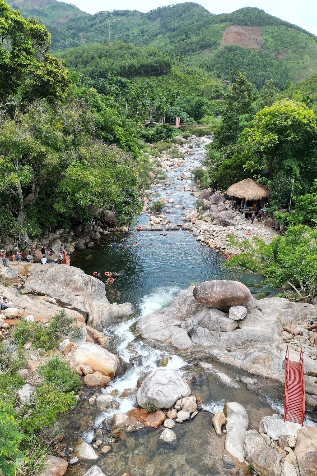 Du khách, người dân giải nhiệt mùa hè dưới chân thác Lụa - Hình 7
