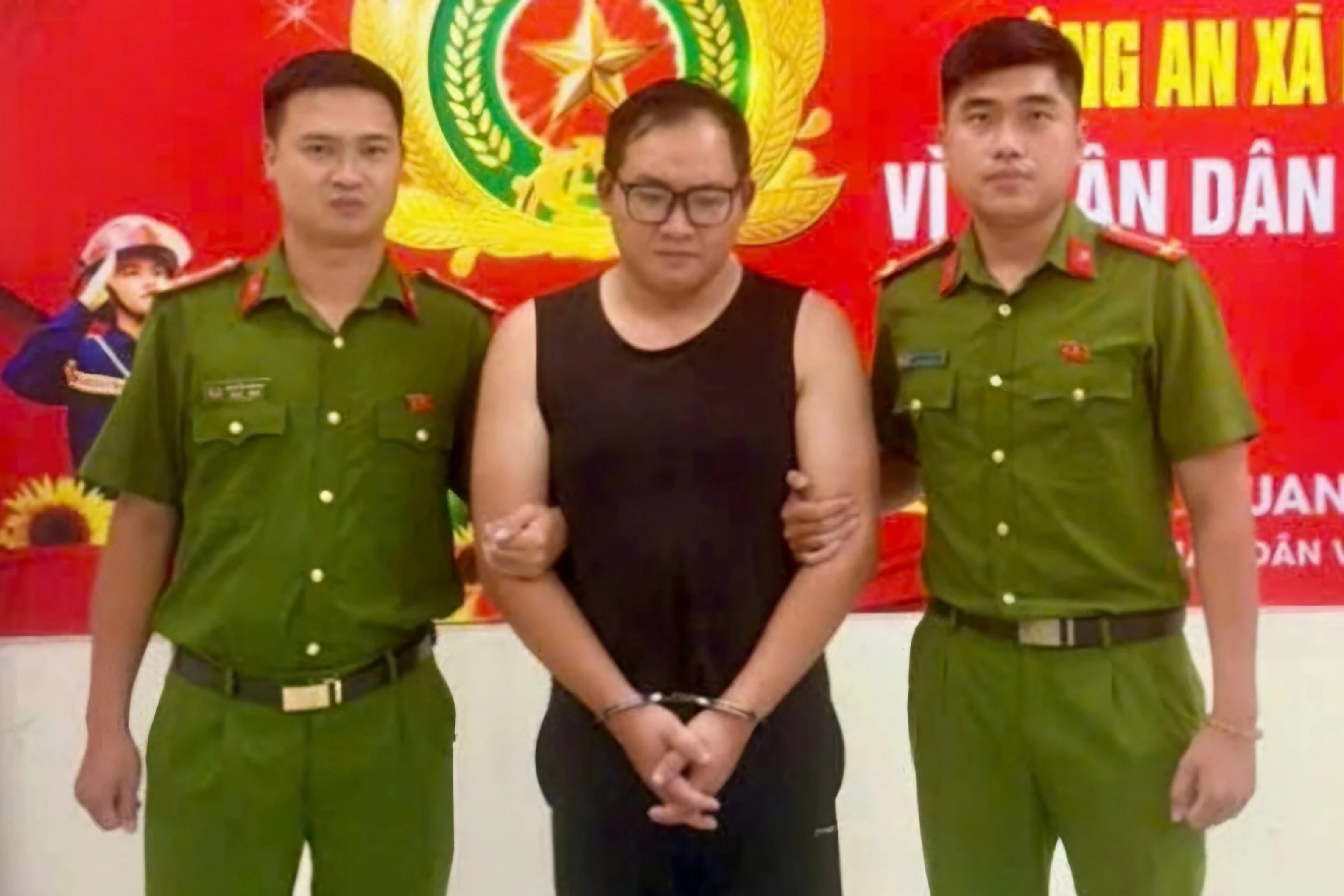 Giả vờ mua vàng rồi rút dao khống chế chủ tiệm, cướp 4 nhẫn vàng - Hình 1