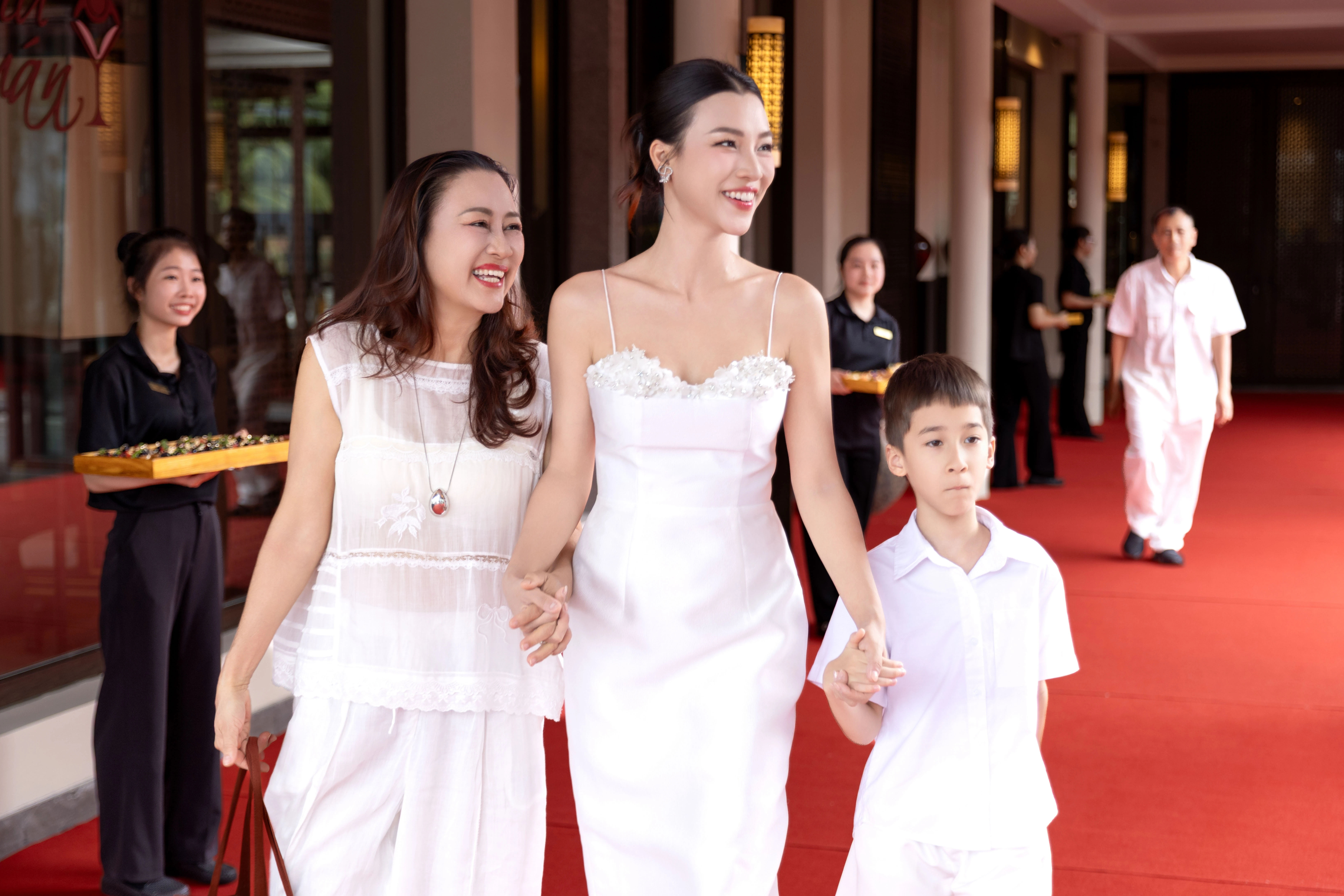 MC Hoàng Oanh trẻ trung ở tuổi 36, hiếm hoi đưa con trai lai Tây xuất hiện - Hình 1