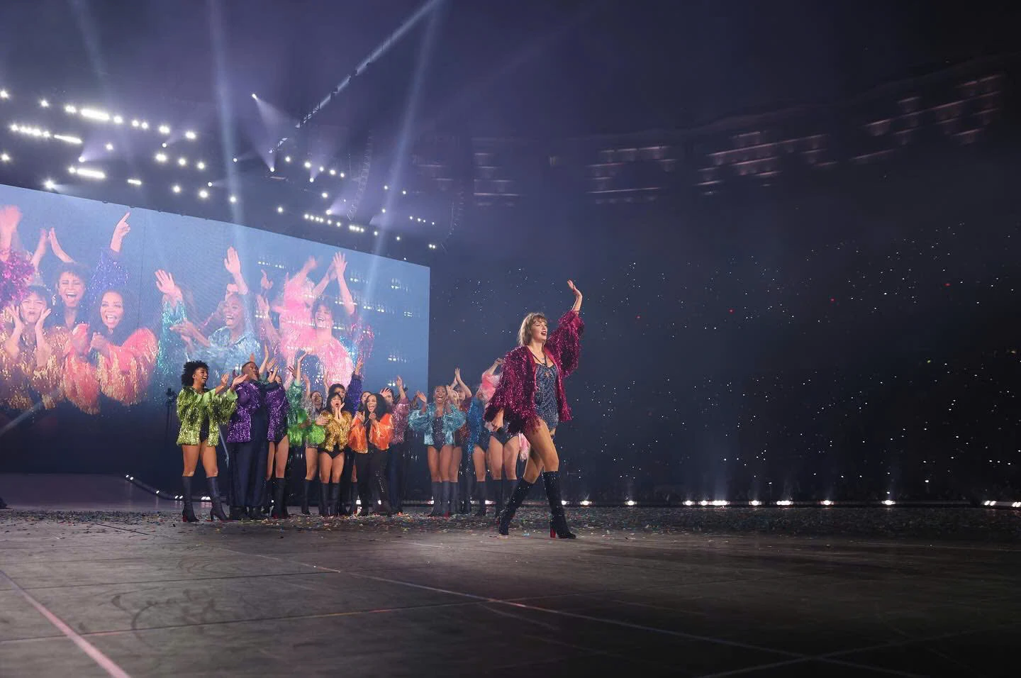 Nhà Trắng tung poster hình Tổng thống Trump: Tương đồng bức ảnh 5,7 tỷ đô của Taylor Swift đến ngỡ ngàng - Hình 7