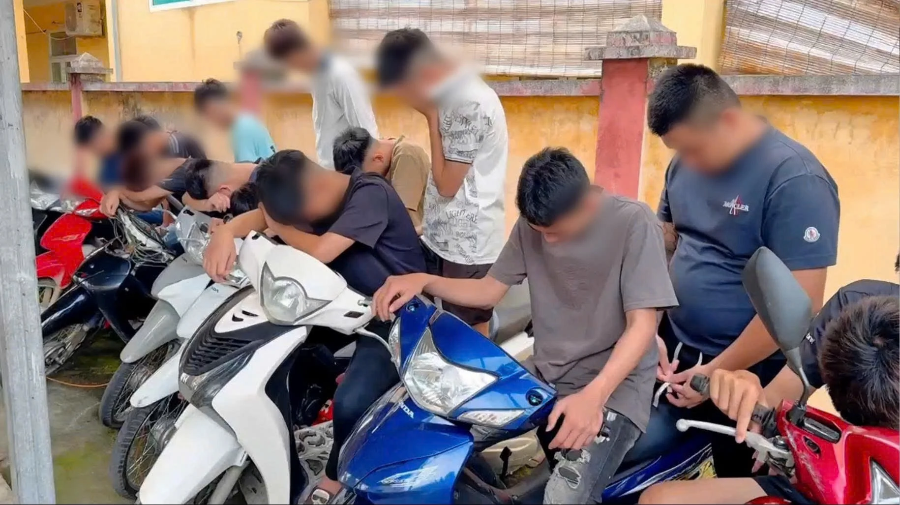 Khởi tố 13 đối tượng mang hung khí hành hung người đi đường - Hình 2