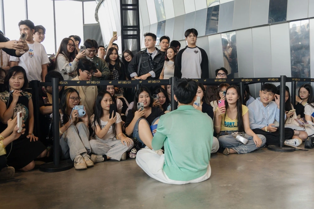Lần đầu tiên ở Việt Nam 1 nam ca sĩ nức tiếng tổ chức buổi nghe nhạc lạ lùng nhất - Hình 7