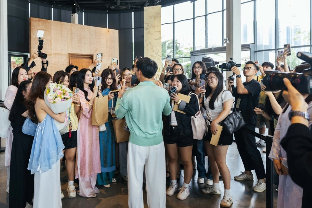 Lần đầu tiên ở Việt Nam 1 nam ca sĩ nức tiếng tổ chức buổi nghe nhạc lạ lùng nhất - Hình 9