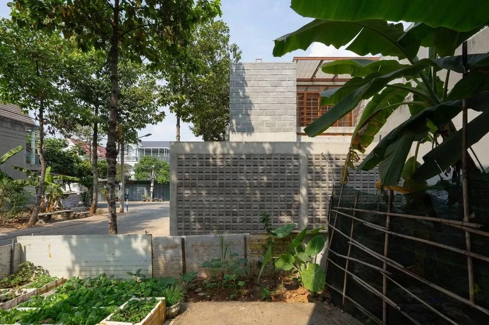 Nhà và vườn đan xen tạo không gian sống vừa đủ cho gia chủ - Hình 14