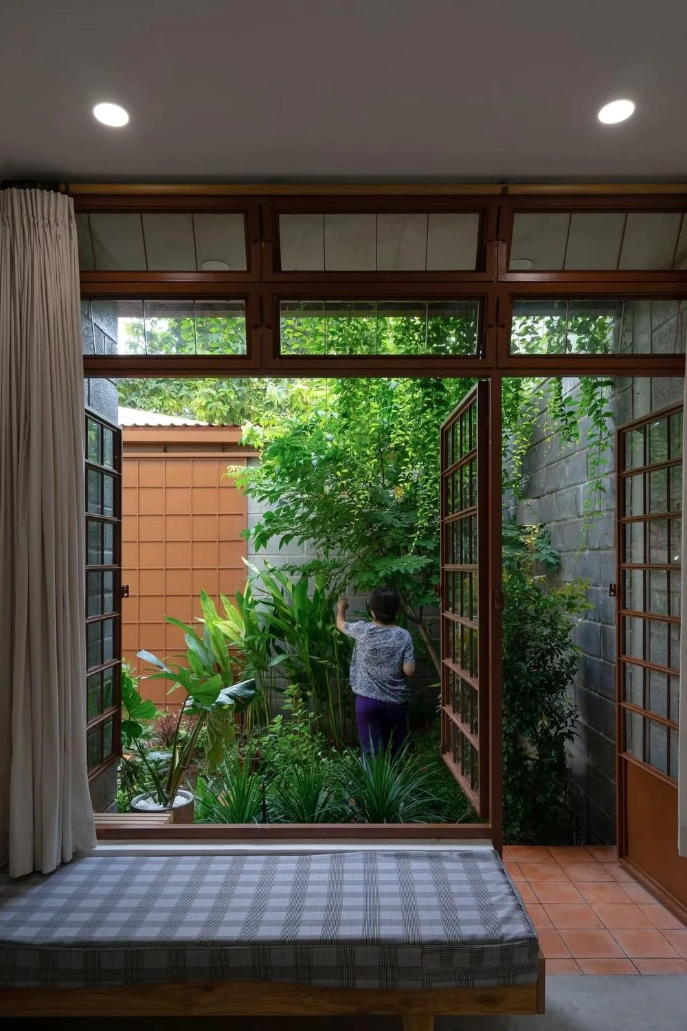 Nhà và vườn đan xen tạo không gian sống vừa đủ cho gia chủ - Hình 4