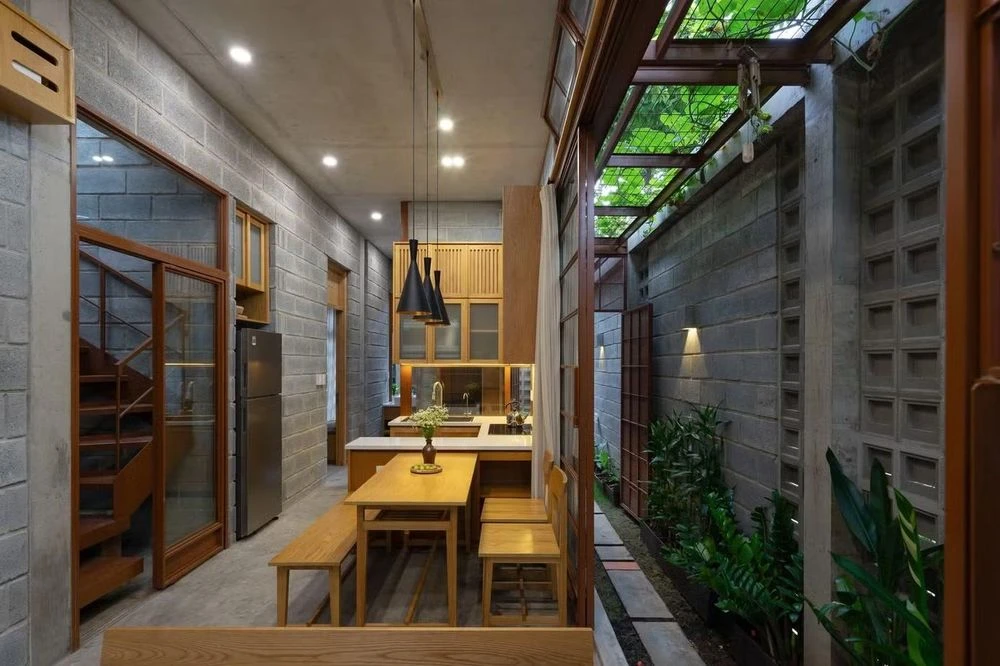 Nhà và vườn đan xen tạo không gian sống vừa đủ cho gia chủ - Hình 12