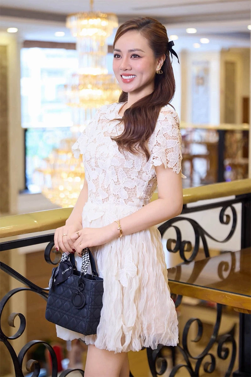 Diễn viên Thúy Diễm tăng 11kg, vợ NSND Công Lý trải lòng chuyện tiền bạc - Hình 2