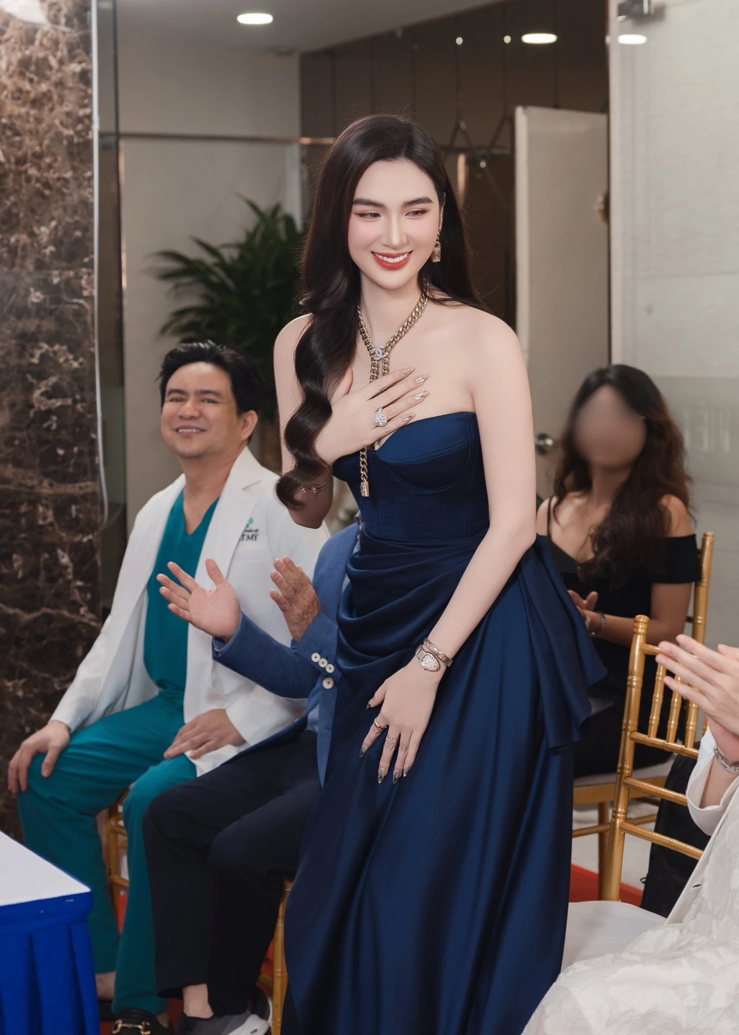 Sinh nhật bác sĩ Chiêm Quốc Thái lại hot: 2 người phụ nữ đặc biệt cùng xuất hiện, Ngọc Loan gây chú ý - Hình 1