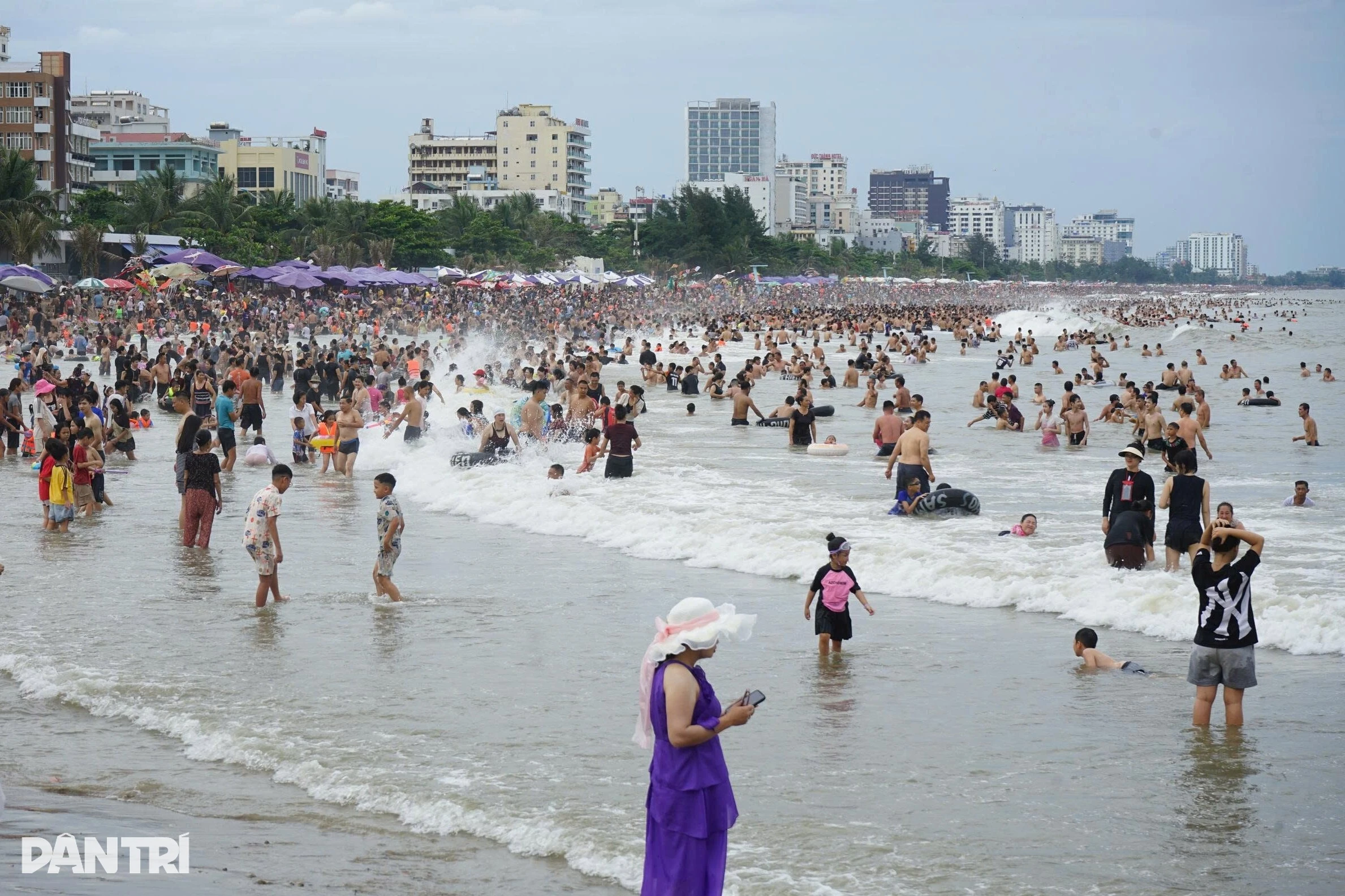 Biển Sầm Sơn vẫn đông nghịt du khách dù ảnh hưởng bão Maysak - Hình 1