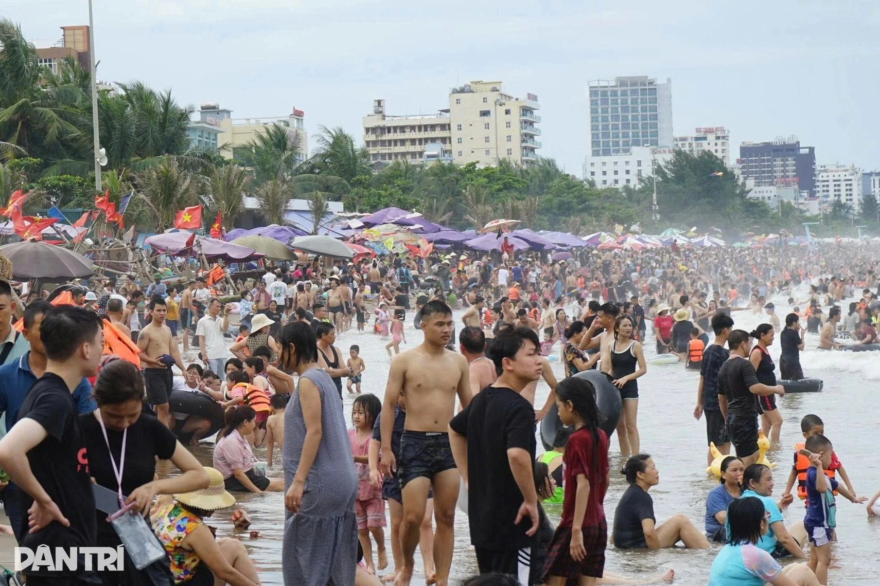 Biển Sầm Sơn vẫn đông nghịt du khách dù ảnh hưởng bão Maysak - Hình 2