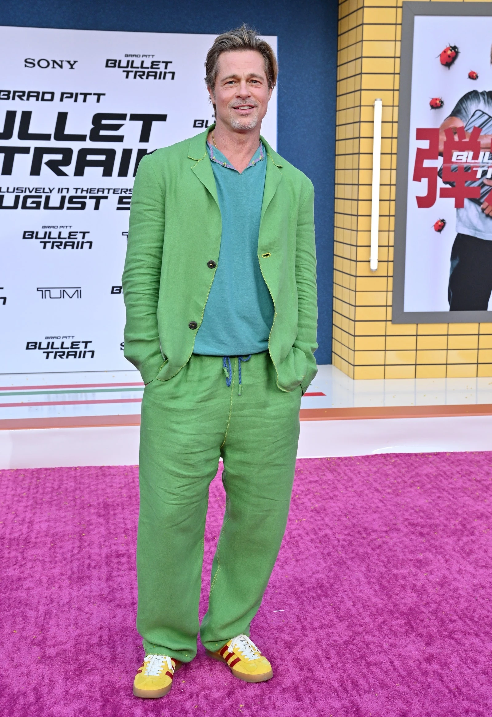 Brad Pitt trẻ trung ở tuổi 63, đẹp đôi bên bạn gái kém 29 tuổi - Hình 2