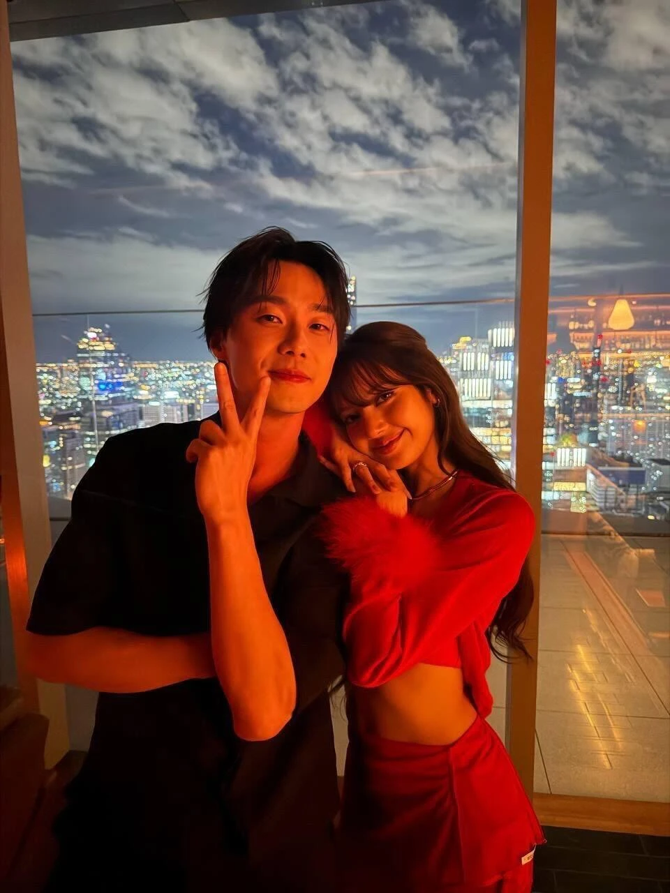 Hậu chia tay tỷ phú, Lisa (BLACKPINK) tựa đầu lên vai chàng trai giống hệt Park Seo Joon - Hình 1