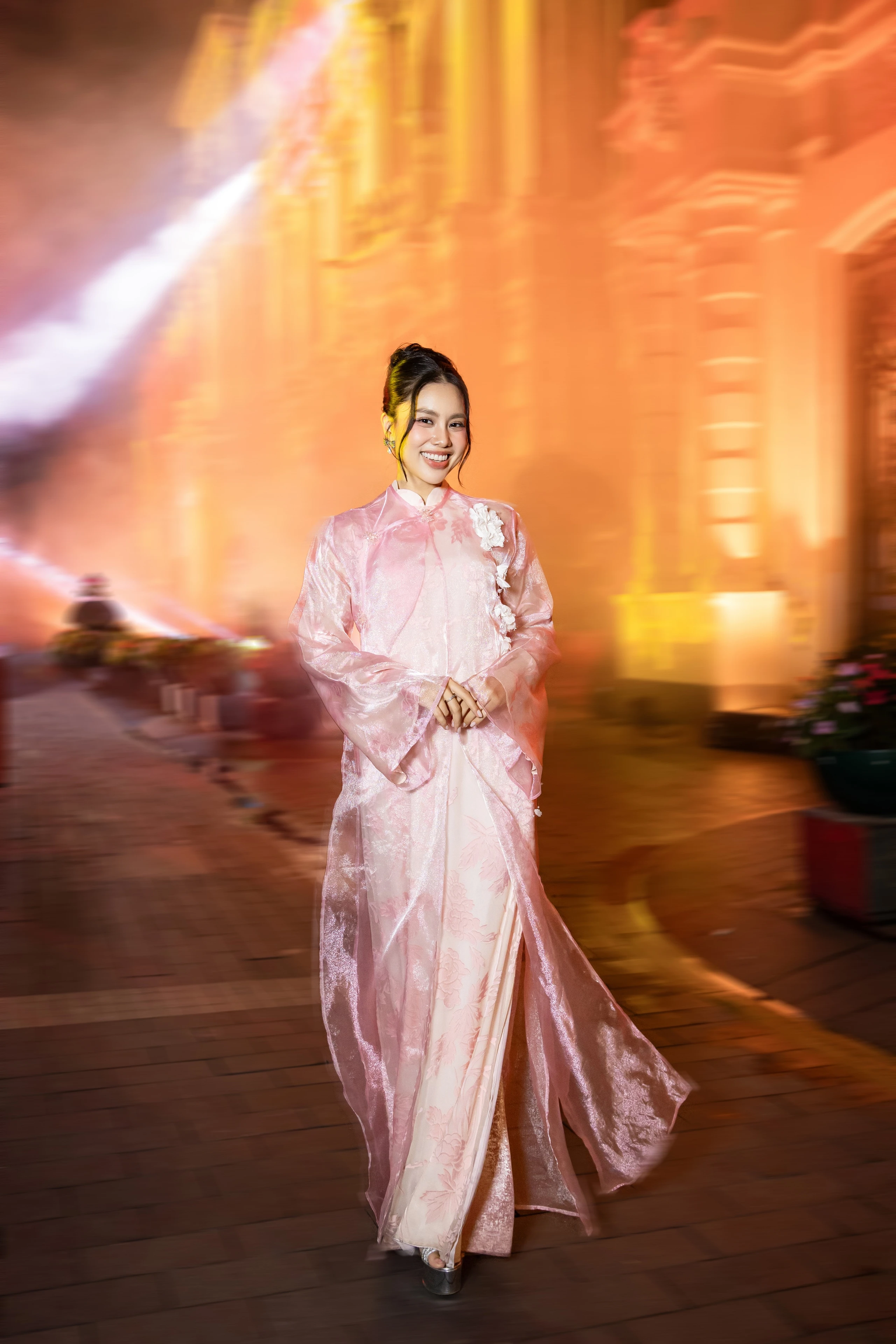 MC song ngữ khoe nhan sắc tuổi 29, tiết lộ bước ngoặt đổi đời - Hình 3