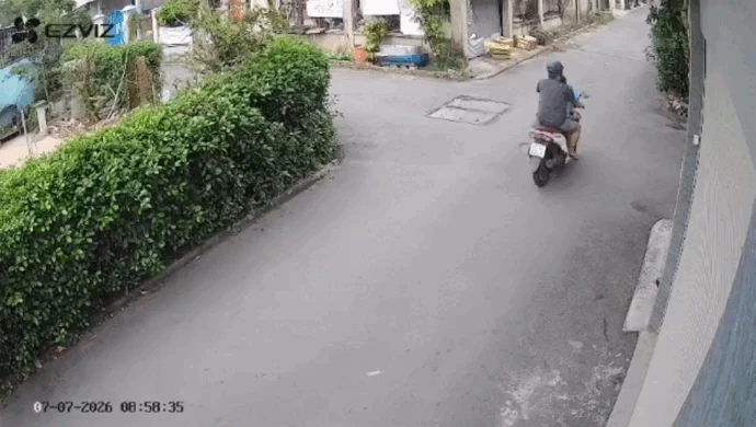 Người đàn ông đạp vào đầu cô gái sau va chạm giao thông - Hình 1