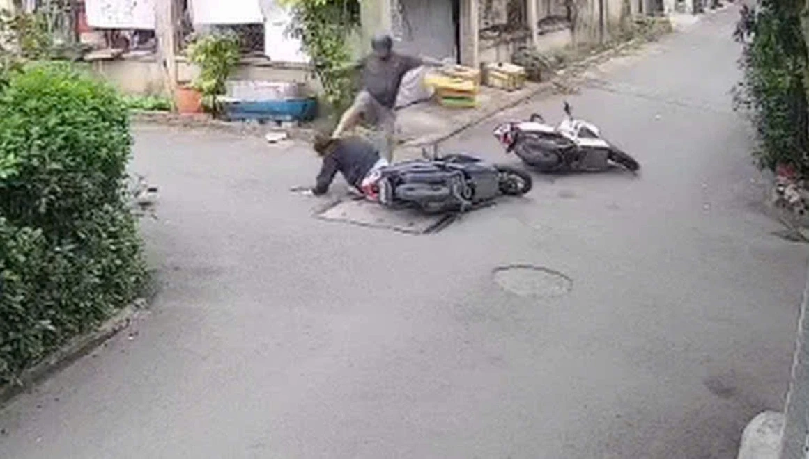 Người đàn ông đạp vào đầu cô gái sau va chạm giao thông - Hình 2