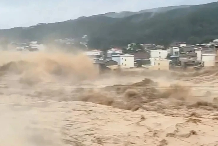 Vỡ đập do mưa lũ từ bão Maysak, Trung Quốc khẩn trương sơ tán người dân - Hình 1