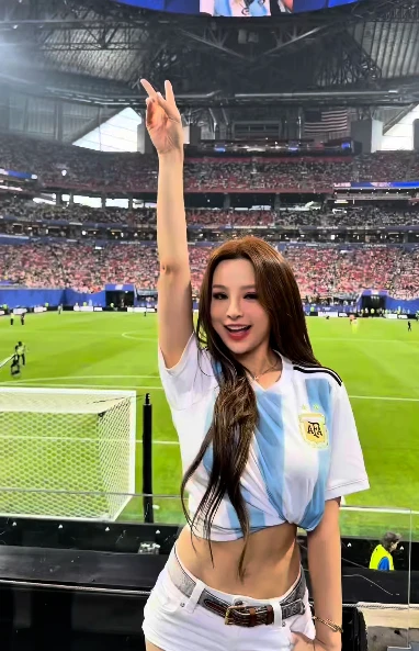 Huyền Baby bay sang tận Mỹ để nhìn Messi ở cự ly gần, lên đồ ít vải gái 18 thấy còn sợ thua - Hình 1