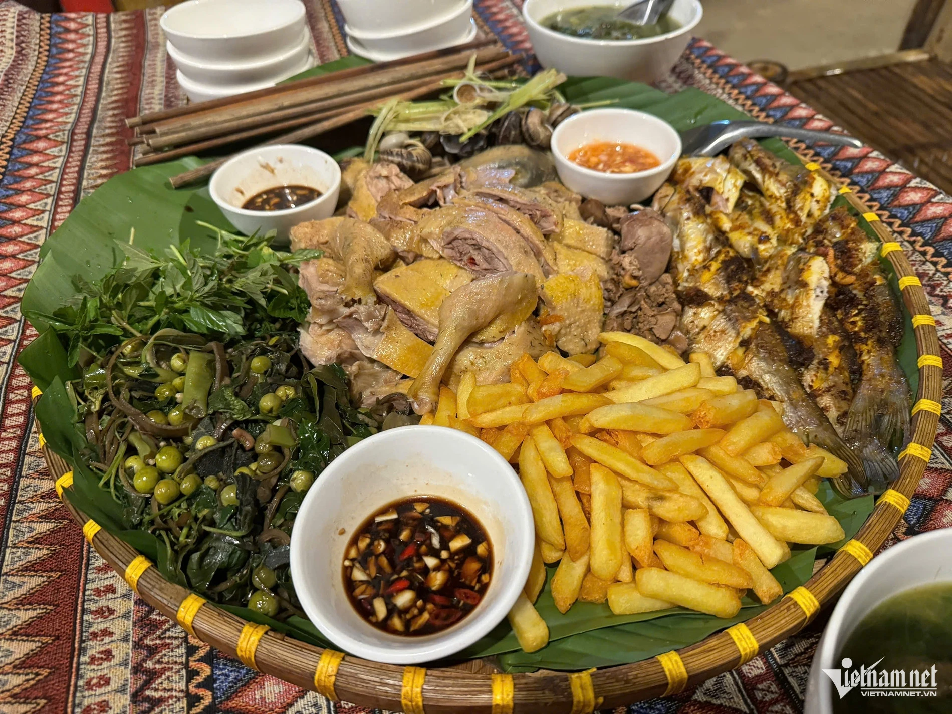 Mâm cỗ độc đáo nhiều đặc sản ở Phú Thọ, 6-7 người ăn no, có món kén khách thử - Hình 5