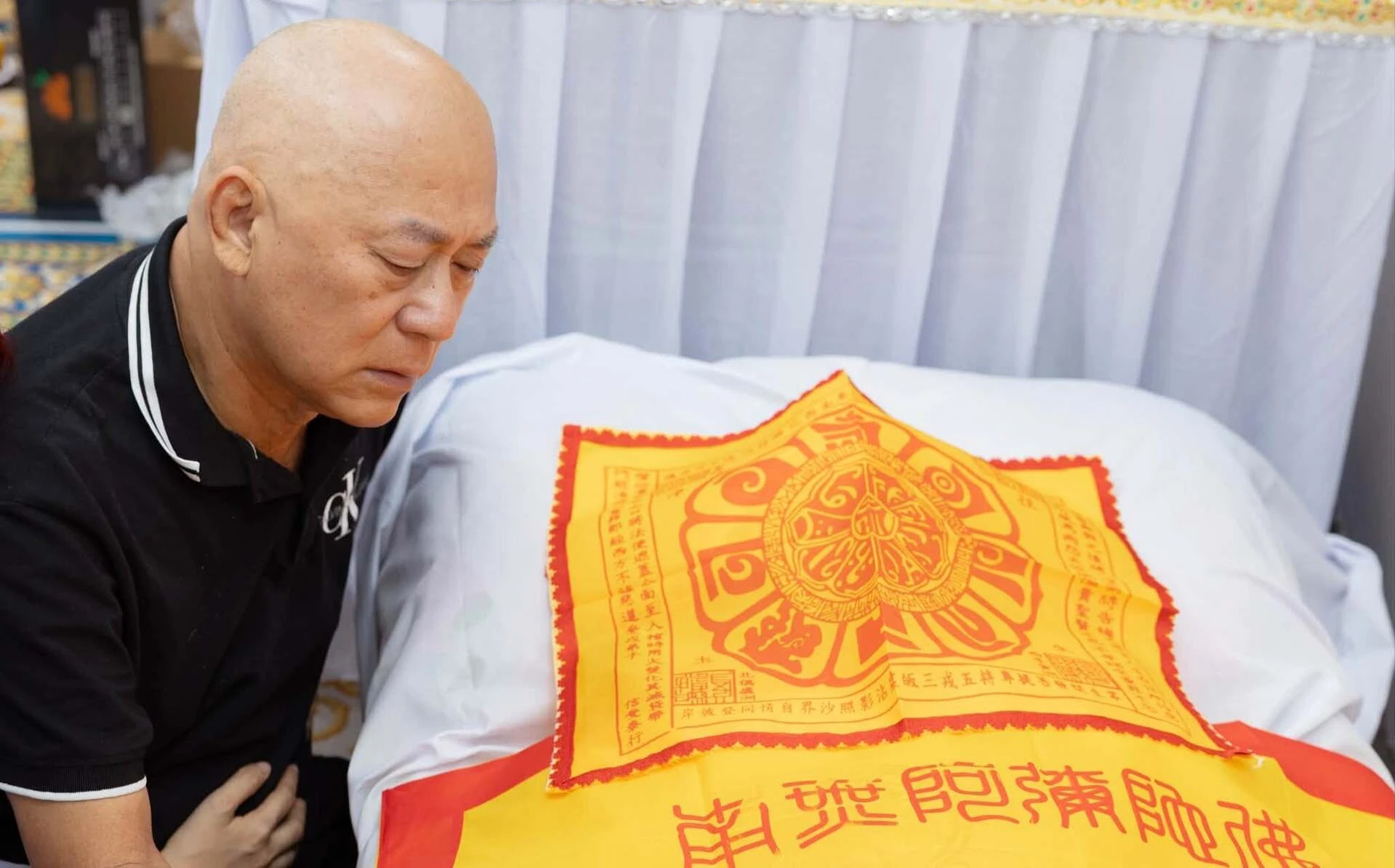 NSND Tạ Minh Tâm khóc nghẹn trong đám tang vợ - nghệ sĩ Bạch Vân - Hình 2