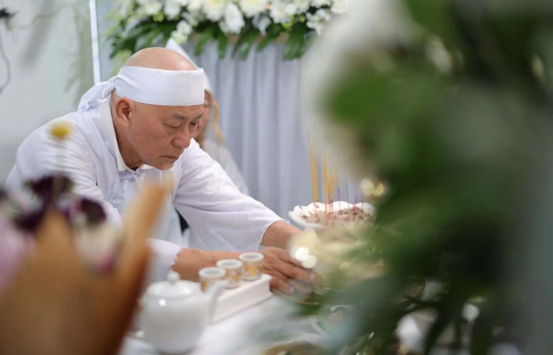 NSND Tạ Minh Tâm khóc nghẹn trong đám tang vợ - nghệ sĩ Bạch Vân - Hình 7