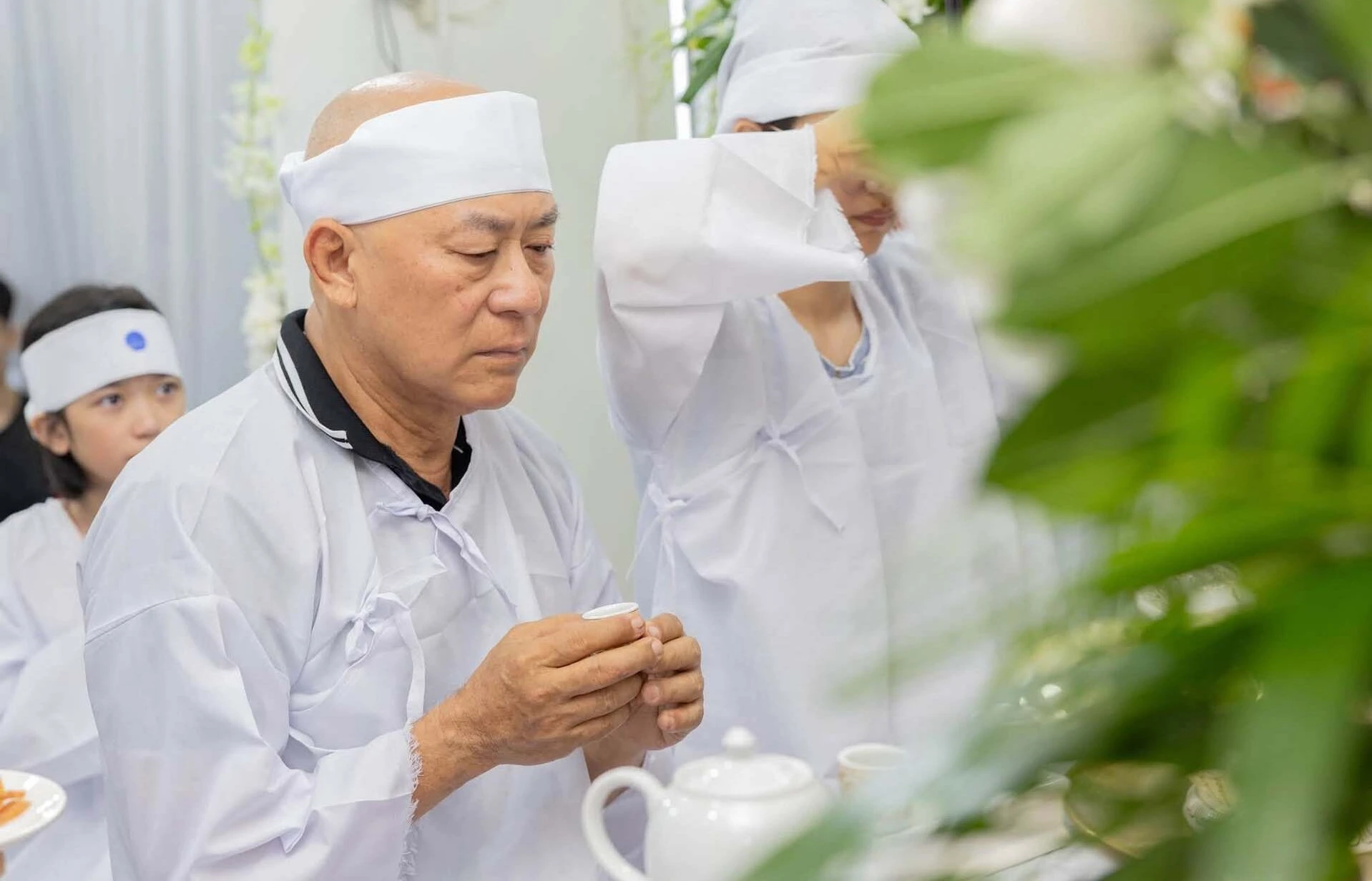 NSND Tạ Minh Tâm khóc nghẹn trong đám tang vợ - nghệ sĩ Bạch Vân - Hình 6
