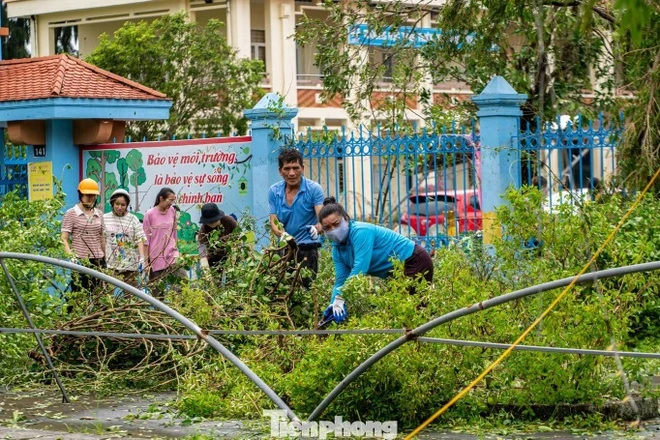 Tan hoang khu du lịch nổi tiếng ở Quảng Ninh sau bão - Hình 12