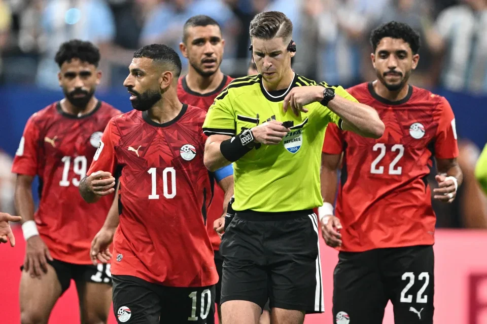 Trọng tài bị đâm đơn kiện với cáo buộc thiên vị Messi là ai? - Hình 1