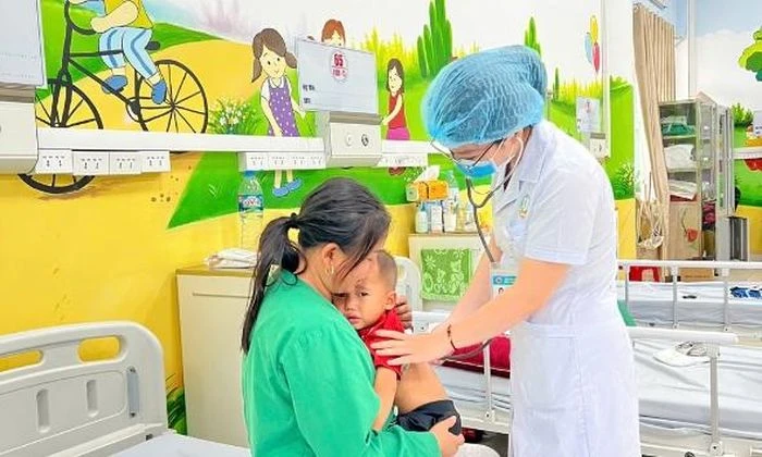 Bắc Ninh: Kịp thời nội soi gắp chùm chìa khóa trong dạ dày bé trai 30 tháng tuổi - Hình 1