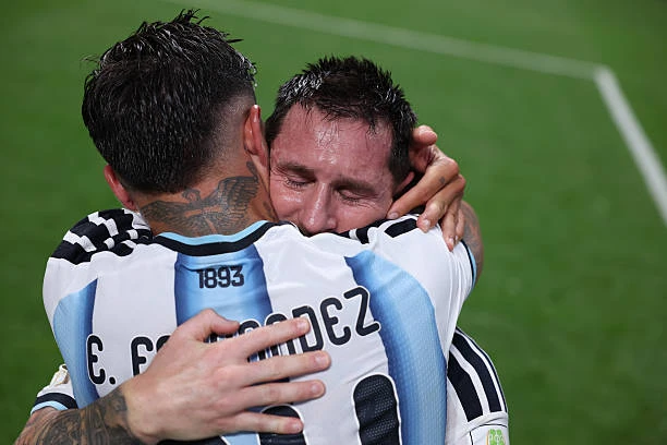 Cái ôm đầy cảm xúc của Messi và Enzo - Hình 1