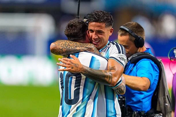 Cái ôm đầy cảm xúc của Messi và Enzo - Hình 3